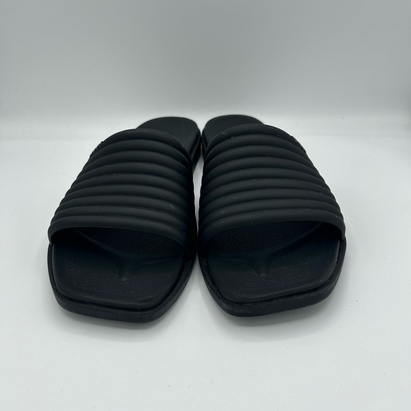 CROCS Black Slippers for Comfort and Style - Picture 2 of 6